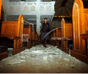 Un hombre camina al interior de una catedral en donde ha caído escombro tras un sismo en Bali, Indonesia, el domingo 5 de agosto de 2018.