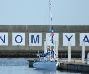 El navegante japonés Kenichi Horie saluda desde su yate después de llegar al puerto de yates de Shin Nishinomiya en Nishinomiya, prefectura de Hyogo.