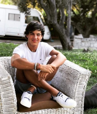 ¡Mario Casas tiene competencia! Su guapo hermano Óscar Casas se roba los suspiros