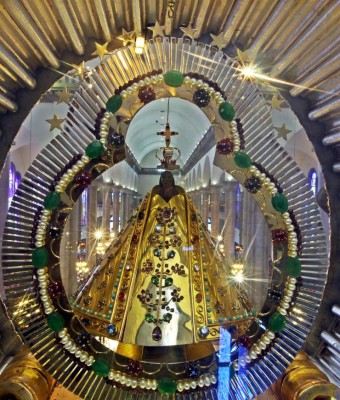 La morenita luce su realeza y majestad