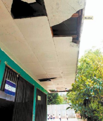 580 estudiantes en riesgo por deterioro de escuela