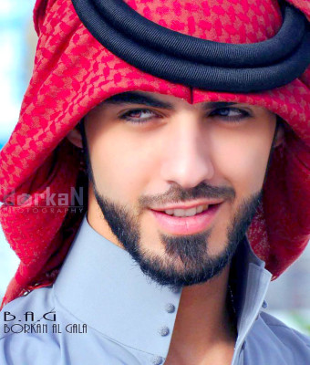 Lo expulsan por bello