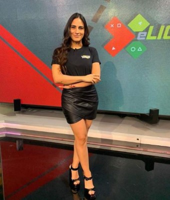 Así es la periodista Valeria Marín, la novia que Julián Gil presumió en redes