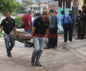 El cuerpo del joven mientras era llevado al vehículo por el personal de Medicina Forense.