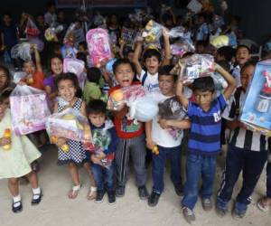 Unos 200 pequeños de las colonias La Sosa, sector Quebrachitos, y Villa Nueva recibieron un presente en el marco de la fiesta del Día del Niño.