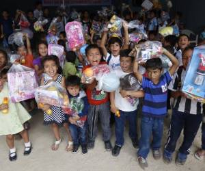 Unos 200 pequeños de las colonias La Sosa, sector Quebrachitos, y Villa Nueva recibieron un presente en el marco de la fiesta del Día del Niño.