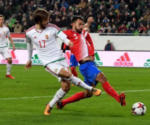 Giancarlo Gonzalez de Costa Rica compite con el húngaro David Markvart por el balón durante el partido amistoso internacional de fútbol Hungría v Costa Rica en Budapest.