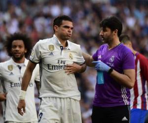 El defensa portugués del Real Madrid Pepe muestra señales de dolor. AFP PHOTO / PIERRE-PHILIPPE MARCOU.