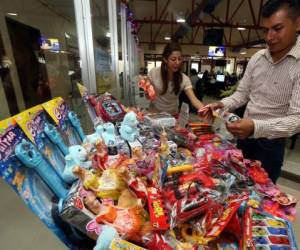 Los periodistas de Metro organizan los juguetes donados por las personas de buen corazón. Foto: Alex Pérez