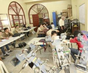 nsoladoras, impresoras, además de un equipo de alta tecnología, son urgentes en el taller de artes gráficas. Foto: Alejandro Amador