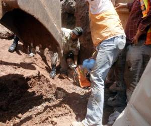 La tragedia comenzó horas después que Julio empezara su faena, cuando de repente un alud de tierra y material solido cayó sobre él dejándolo atrapado de la cintura hacia abajo, foto: Estalin Irías/EL HERALDO.