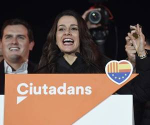 La candidata del partido de centroderecha Ciudadanos (Ciudadanos) Ines Arrimadas y el líder del partido Albert Rivera (L) celebran sus resultados de las encuestas en las elecciones regionales catalanas en Barcelona el 21 de diciembre de 2017. Los separatistas catalanes ganaron hoy una crucial encuesta, hundiendo aún más su región en la incertidumbre después de que una oferta de independencia fallida sacudió Europa y desencadenó la peor crisis política de España en décadas, aunque Ciudadanos antiindependiente obtuvo el mejor resultado individual, mostró un conteo parcial. / AFP / Josep LAGO