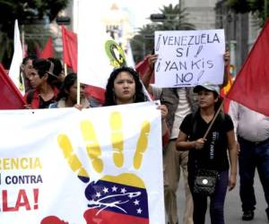 Miembros de la Coordinadora de Solidaridad con Venezuela y del Frente Mundial de la Juventud Democrática demuestran apoyo al Presidente venezolano Nicolás Maduro en la Ciudad de México.