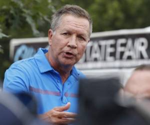 El gobernador republicano está entre quienes temen que los despidos estén mermando la capacidad del presidente de conseguir victorias legislativas importantes.