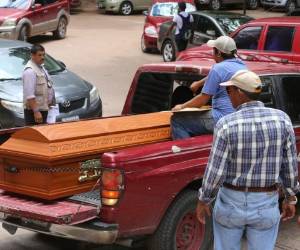 Los féretros de los hermanos Reyes fueron cargados por parientes y amigos en un camión para ser llevados a la colonia La Laguna.