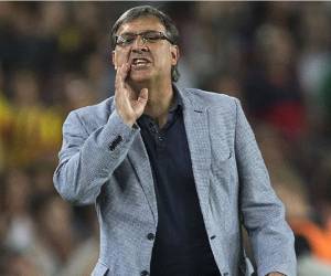Tata Martino da instrucciones a sus jugadores durante el juego ante Real Sociedad.