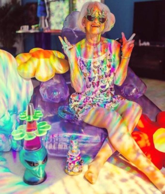 Abuelita de 69 años rompe internet con su peculiar y colorida forma de vestir