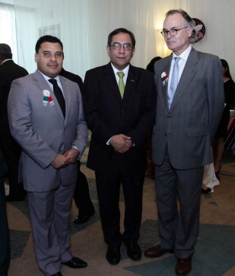 Brindan por aniversario patriótico de México