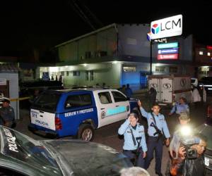 Familiares del pandillero se mostraron consternados con el asesinato. Algunos de ellos acompañaban al ahora fallecido que recibía atención médica.