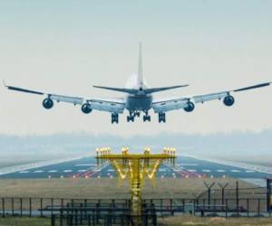 El avión aterrizó bajaron a la familia y posteriormente despejaron nuevamente.