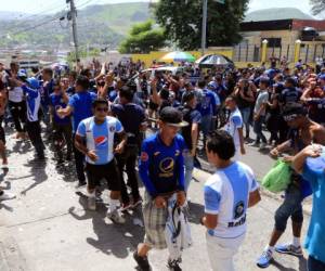 Los aficionados de Motagua llegaron desde tempranas horas para apoyar a su equipo en la conquista de un nuevo título (Foto: Ronal Aceituno/OPSA)