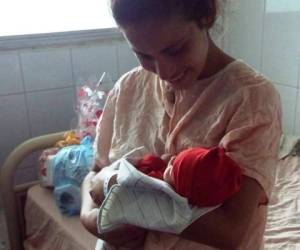 La alegría llegó a una humilde familia hondureña con el nacimiento no de una, sino de tres tiernas bebitas.