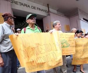 Los trabajadores del INA han hecho múltiples manifestaciones frente a la Secretaría de Finanzas, pero su problema, lejos de solucionarse, tiende a agravarse.