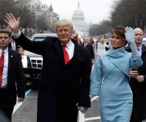 Donald Trump caminó junto a su esposa a la Casa Blanca para tomar posesión de su cargo.