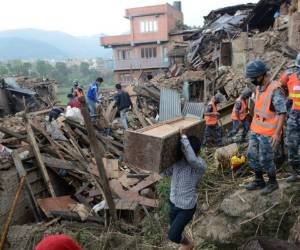 Servicios de socorre señalan que necesitan más equipamiento para poder detectar sonidos y localizar a supervivientes.