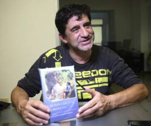Después de sufrir y vagar por las calles de Honduras, con apoyo de muchos hondureños, Jaime Costa escribió su libro “Las dos caras de la moneda” y ahora es el actor principal de su película.
