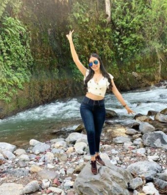 ¿Son pareja? Hermosa presentadora hondureña y delantero de Jamaica coquetean   