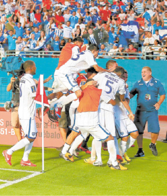 Honduras a cuartos con golazo del Pitbull