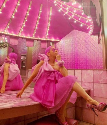 Kitten Kay Sera, la mujer que se casó con el color rosa tras 37 años de relación