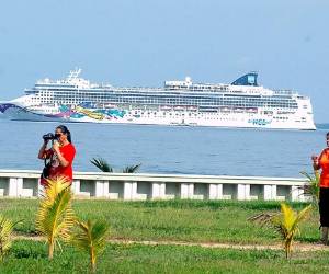Turistas extranjeros visitan el fuerte Santa Bárbara de Trujillo, al norte de Honduras.