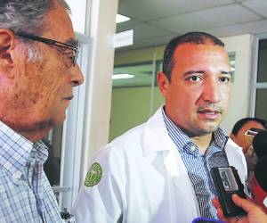El médico Marcial Zúniga (derecha) explicó a los medios de comunicación, junto a Merlyn Fernández (izquierda), director del Rivas, sobre la salud de Ham