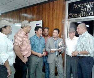 Empleados suspendidos junto al abogado Fredín Fúnez. (Fotos: Julissa Mercado)