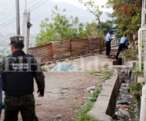 Dos jóvenes fueron asesinados en la colonia Los Pinos, al oriente de la capital hondureña. Según testimonios, las víctimas fueron llevados hasta el punto a la fuerza y luego les quitaron la vida, foto: Jimmy Argueta / EL HERALDO.