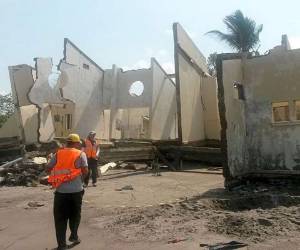 Viviendas y negocios fueron destruidos por las enormes olas en Marcovia. (Fotos: Marlin Herrera)