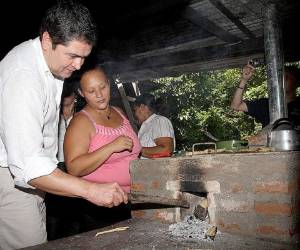 El presidente de Honduras, Juan Orlando Hernández, impulsa el programa Ecofogones.