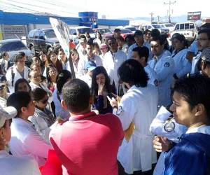 Los estudiantes se apostaron frente a Casa Presidencial.