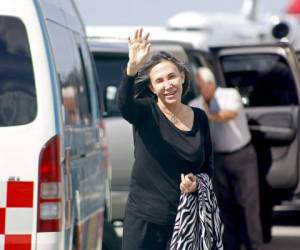 Florinda Meza saluda a los periodistas apostados en el aeropuerto de Cancún. (Foto: AP)