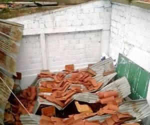 Las lluvias hicieron colapsar el techo de una escuela en Catacamas.