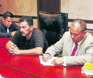 El diputado Luis Galdámez se presentó el jueves pasado ante el juez natural en compañía de su abogado defensor.