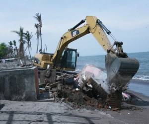 Con apoyo de la maquinaria del Insep se ha logrado el retiro de escombros a lo largo de tres kilómetros de la playa en Marcovia Centro.