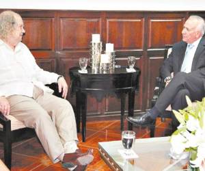 El facilitador de la OEA, John Biehl, se entrevistó con el presidente del Congreso, Mauricio Oliva .