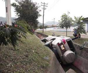 En una cuneta terminó la camioneta en la que se conducía el presidente de La Máquina y su guardaespaldas en el sector de El Calán, Cortés.