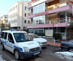 Policías se apostaron afuera de las oficinas del diario opositor Cumhuriyet.