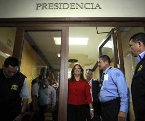 En esta foto de archivo, Lena Gutiérrez sale de una audiencia y atrás de ella el abogado Eduardo Montes (QEPD).