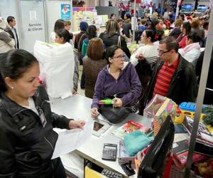 Cientos de consumidores salieron a comprar durante el viernes negro. (Foto: David Romero)