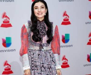 Mon Laferte llega a la décimo octava entrega anual de premios Grammy Latinos en el MGM Grand Garden Arena el jueves 16 de noviembre de 2017 en Las Vegas. (Foto por Eric Jamison / Invision / AP)
